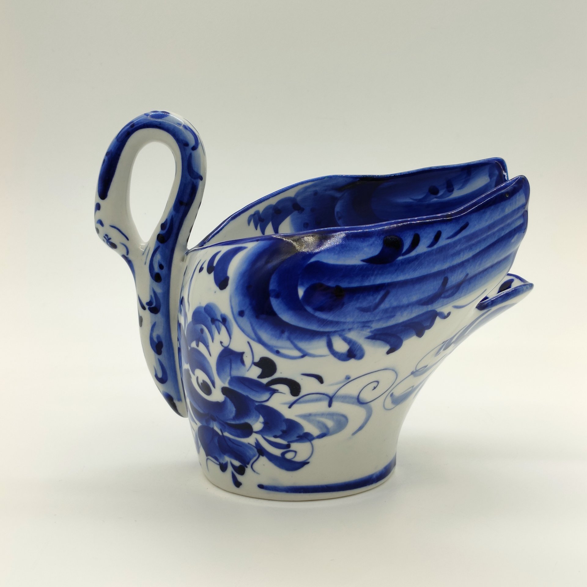 Конфетница "Лебедь", украшенная цветочным декором, фарфор, роспись, Шекма-Гжель (Шевлягинский завод специальной керамики), Российская Федерация, 1991-2015 гг.