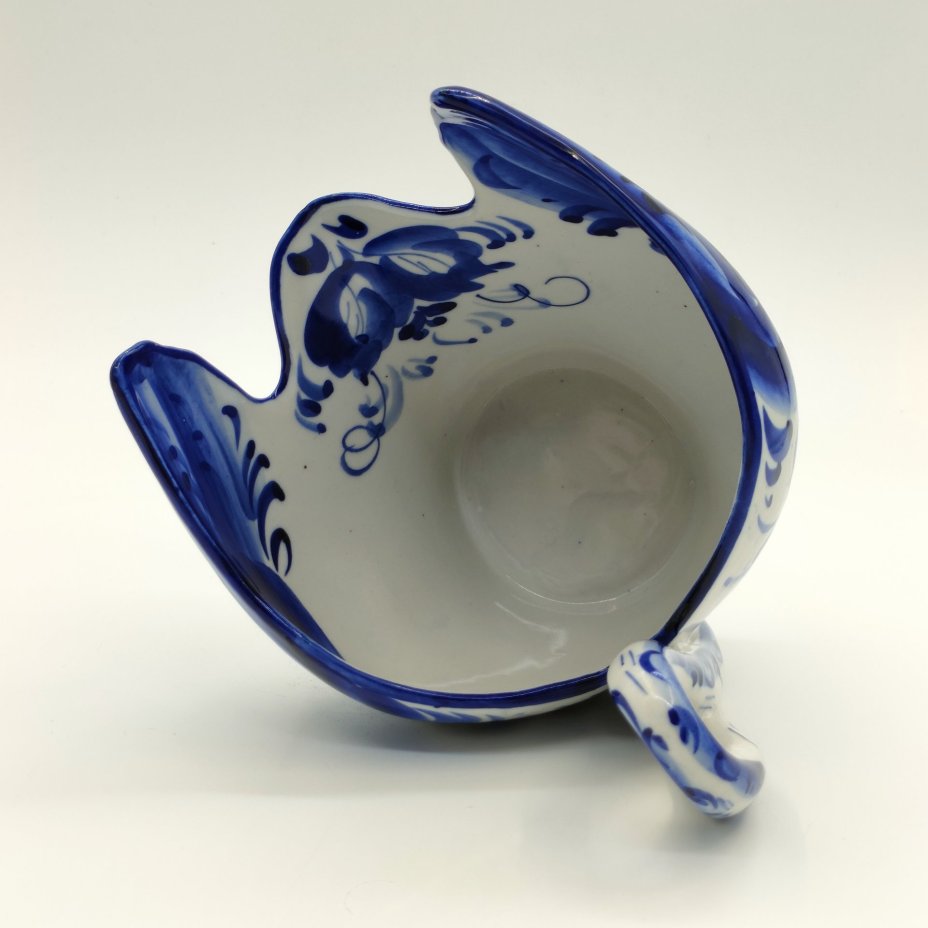 Конфетница "Лебедь", украшенная цветочным декором, фарфор, роспись, Шекма-Гжель (Шевлягинский завод специальной керамики), Российская Федерация, 1991-2015 гг.