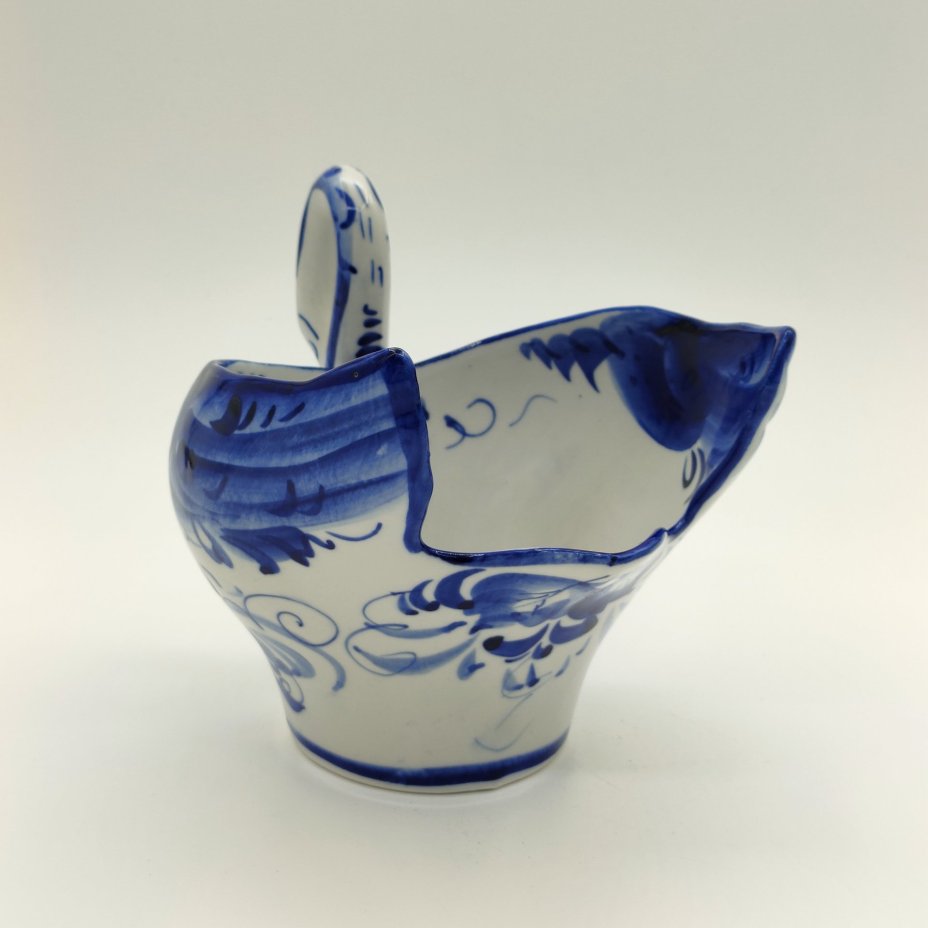 Конфетница "Лебедь", украшенная цветочным декором, фарфор, роспись, Шекма-Гжель (Шевлягинский завод специальной керамики), Российская Федерация, 1991-2015 гг.