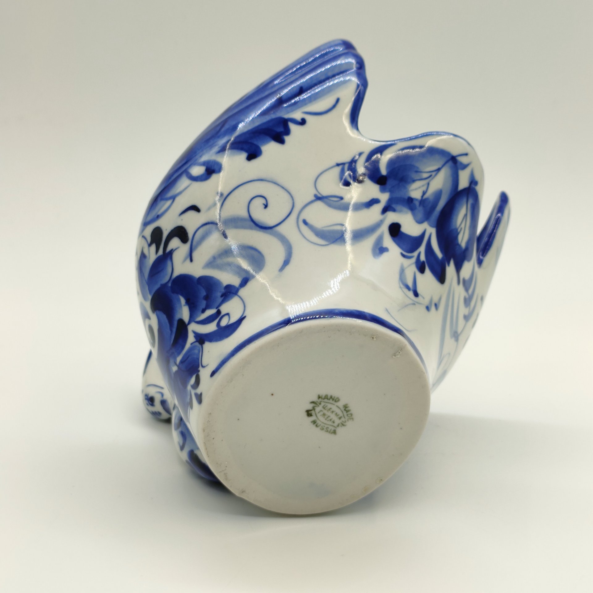 Конфетница "Лебедь", украшенная цветочным декором, фарфор, роспись, Шекма-Гжель (Шевлягинский завод специальной керамики), Российская Федерация, 1991-2015 гг.