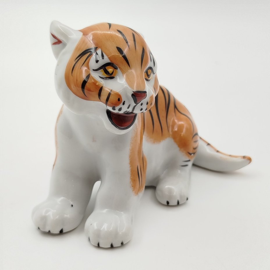 Статуэтка "Тигренок", фарфор, роспись, Фабрика «Мануфактуры Гарднеръ в Вербилках», Российская Федерация, 1991-2012 гг.