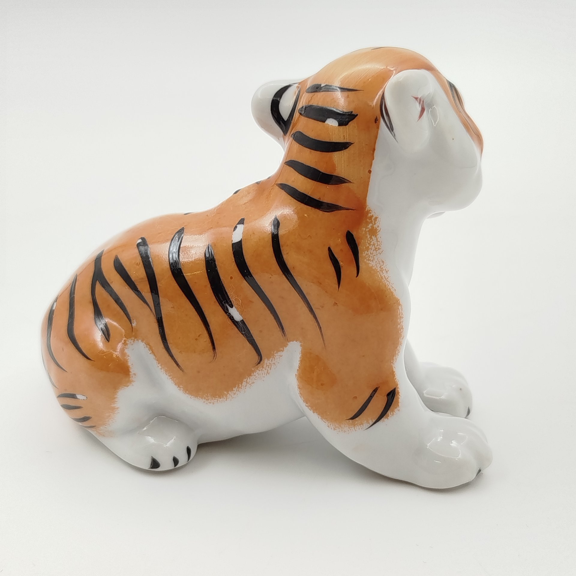 Статуэтка "Тигренок", фарфор, роспись, Фабрика «Мануфактуры Гарднеръ в Вербилках», Российская Федерация, 1991-2012 гг.
