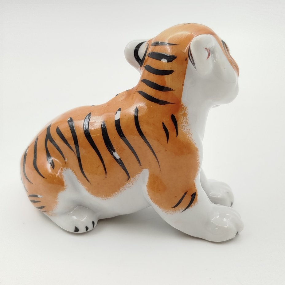 Статуэтка "Тигренок", фарфор, роспись, Фабрика «Мануфактуры Гарднеръ в Вербилках», Российская Федерация, 1991-2012 гг.