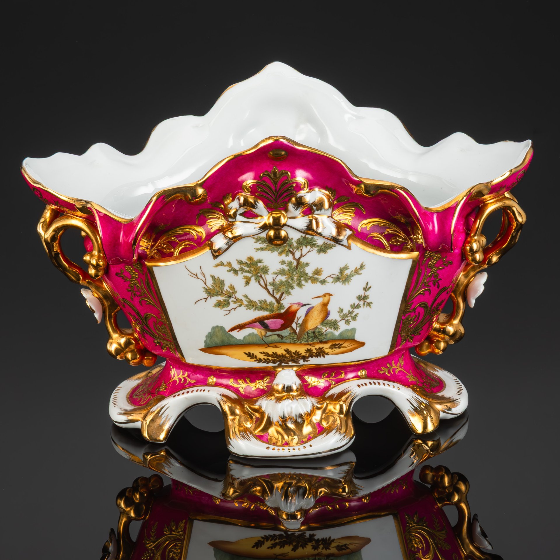 Кашпо для цветов, украшенное изображением птиц