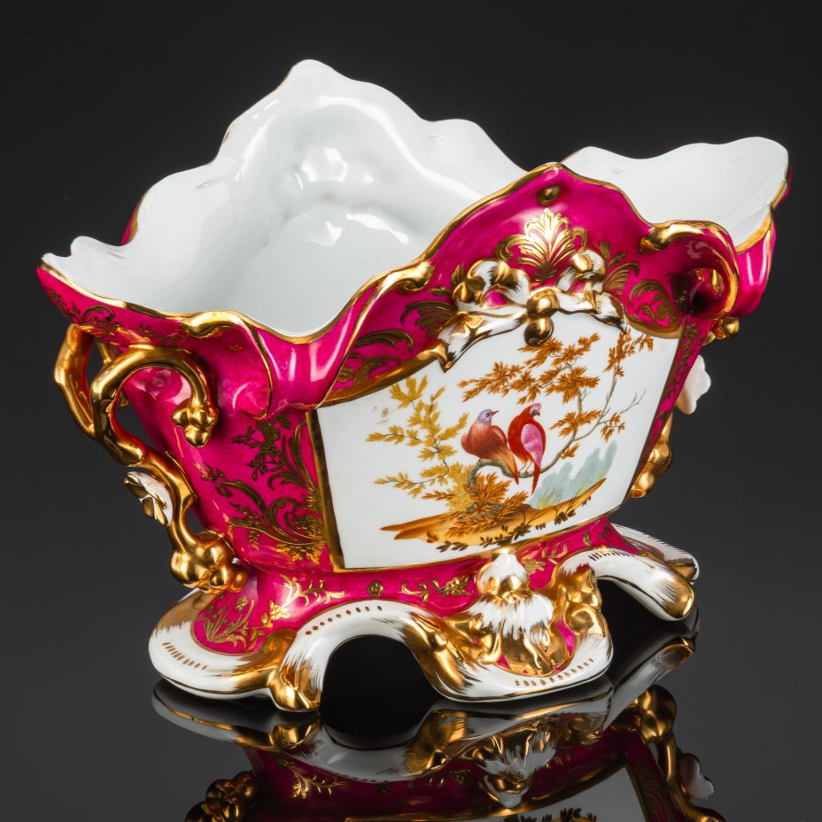 Кашпо для цветов, украшенное изображением птиц