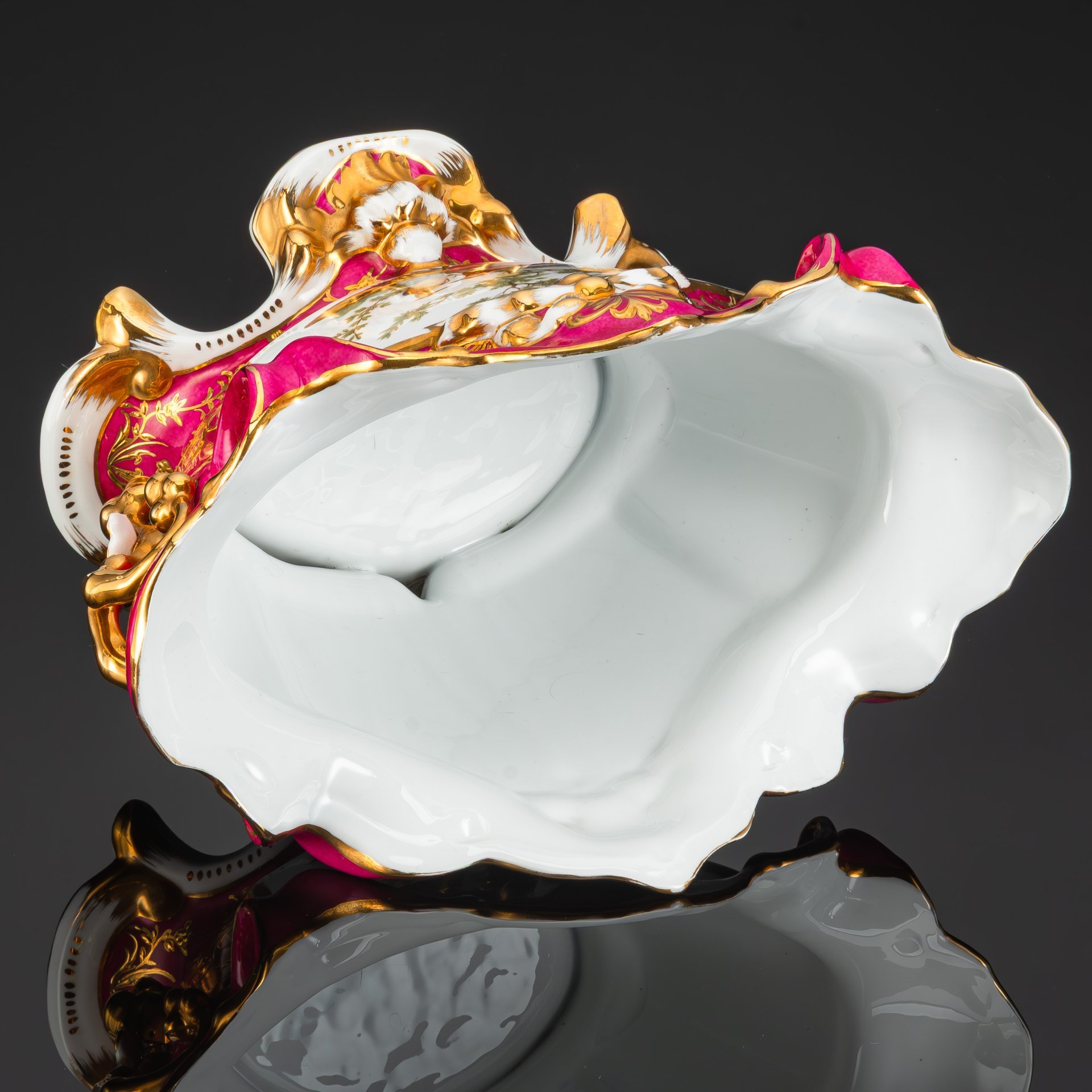 Кашпо для цветов, украшенное изображением птиц