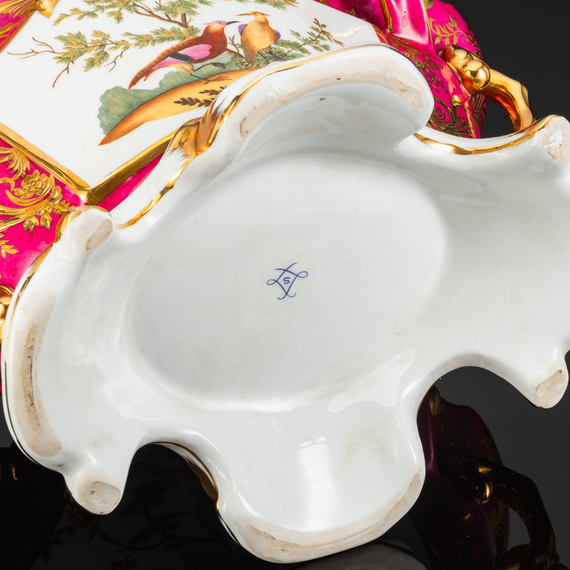 Кашпо для цветов, украшенное изображением птиц