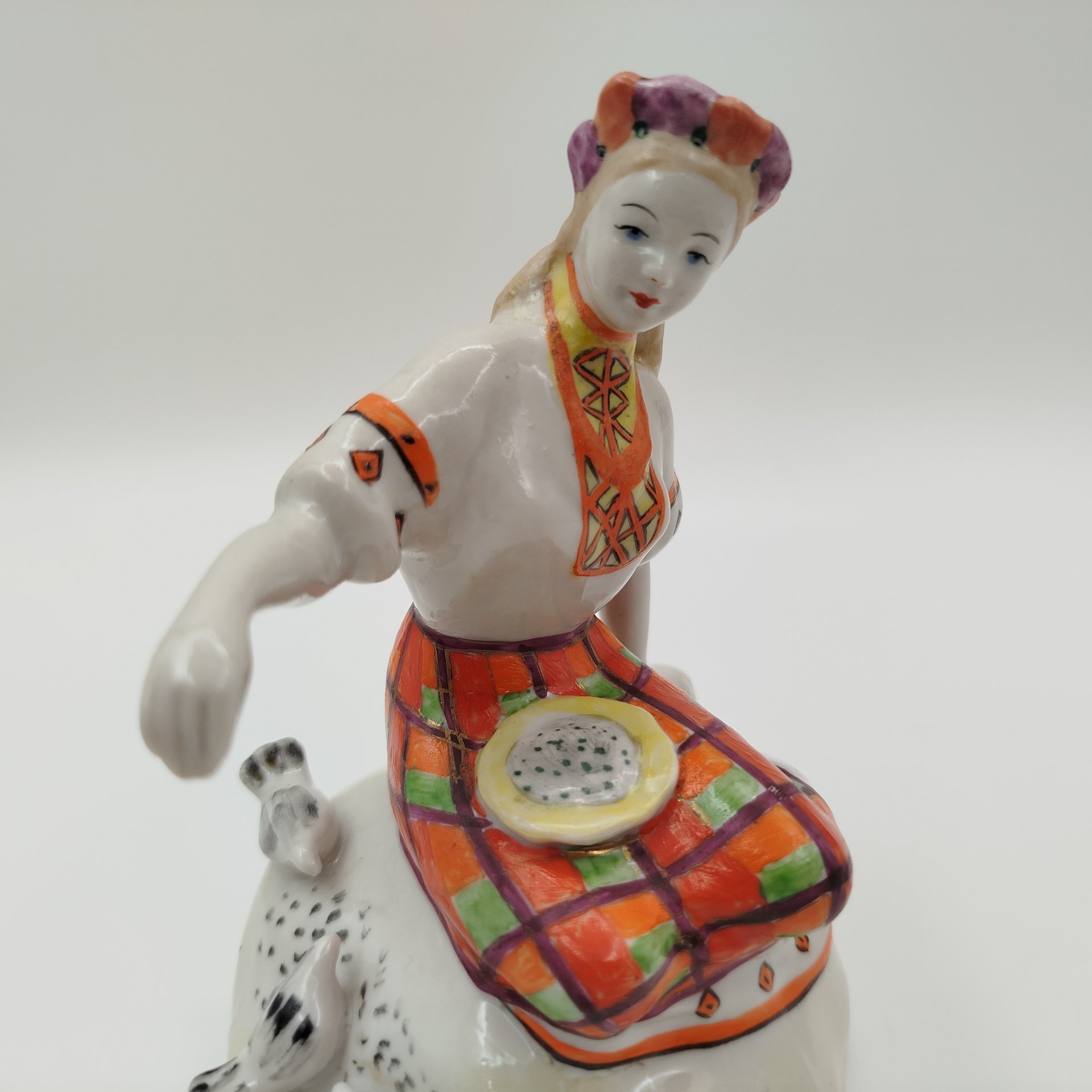 Статуэтка "Девушка с голубями" ("Девушка кормящая птиц"), автор В. Покосовская, фарфор, роспись, Полонский завод художественной керамики (Полонное ЗХК), СССР, 1950-1970 гг.