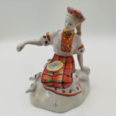 Статуэтка "Девушка с голубями" ("Девушка кормящая птиц"), автор В. Покосовская, фарфор, роспись, Полонский завод художественной керамики (Полонное ЗХК), СССР, 1950-1970 гг., Полонский завод художественной керамики (Полонное ЗХК)