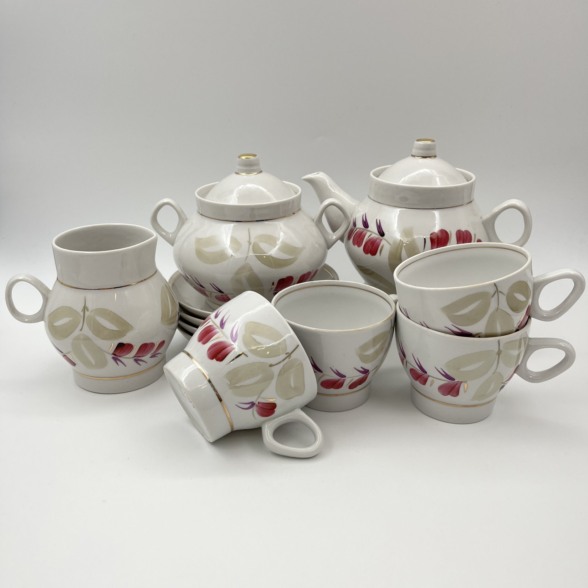 Сервиз чайный с цветочно-растительным декором на 4 персоны (11 предметов), фарфор, роспись, золочение, Минский фарфорово-фаянсовый завод, СССР, 1968-1983 гг.