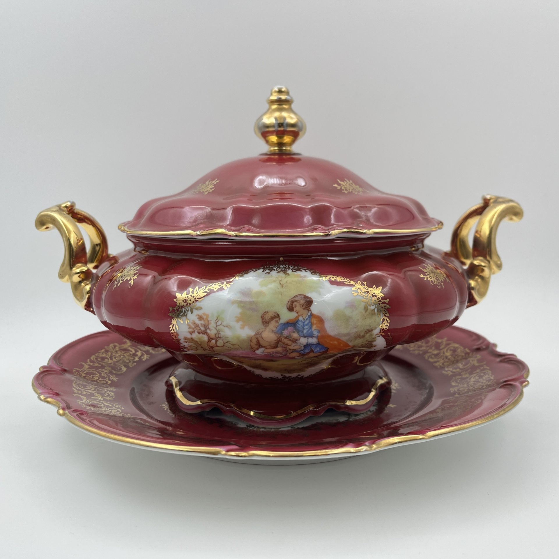 Супница на большом блюде - подносе, украшенная изображением галантных сцен,  Leni or Erich Parbus, фарфор, крытье, деколь, золочение, Бавария, 1960-1980 гг.