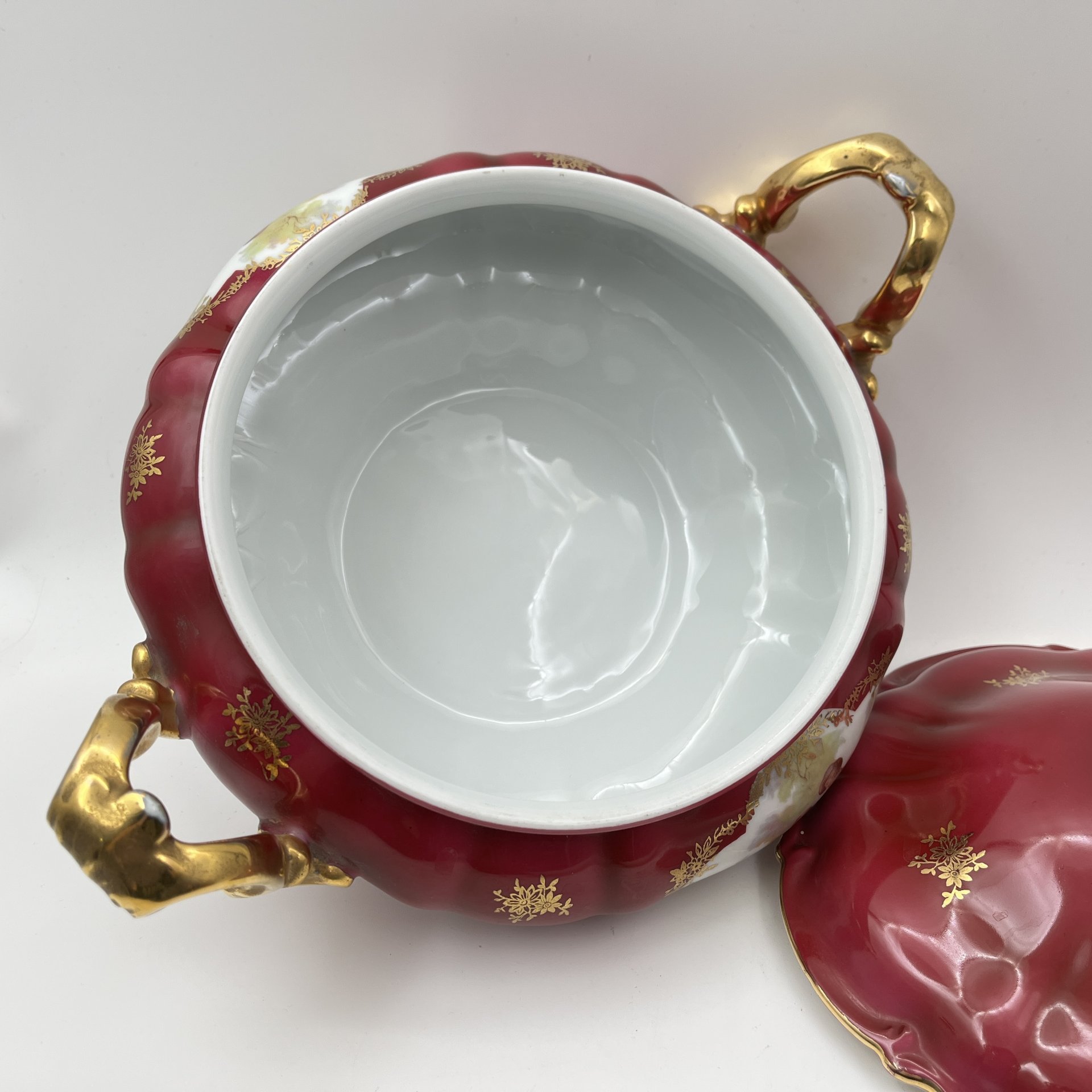 Супница на большом блюде - подносе, украшенная изображением галантных сцен,  Leni or Erich Parbus, фарфор, крытье, деколь, золочение, Бавария, 1960-1980 гг.