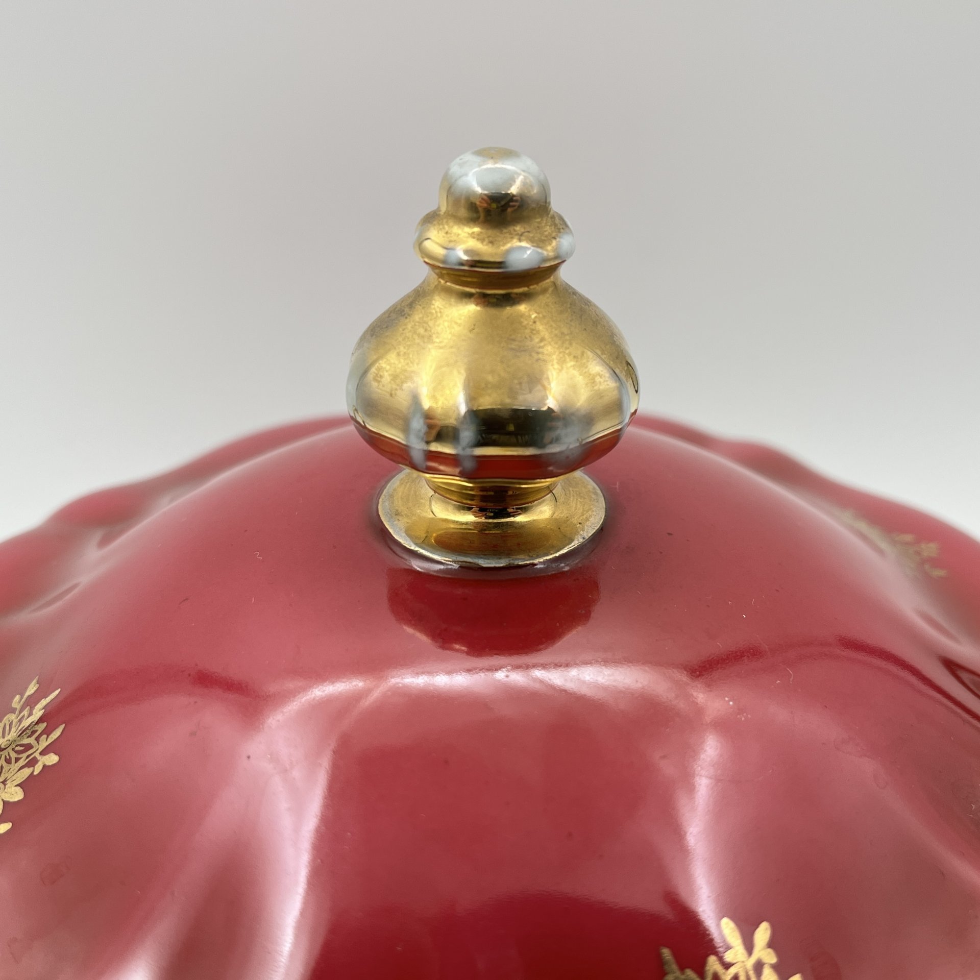 Супница на большом блюде - подносе, украшенная изображением галантных сцен,  Leni or Erich Parbus, фарфор, крытье, деколь, золочение, Бавария, 1960-1980 гг.