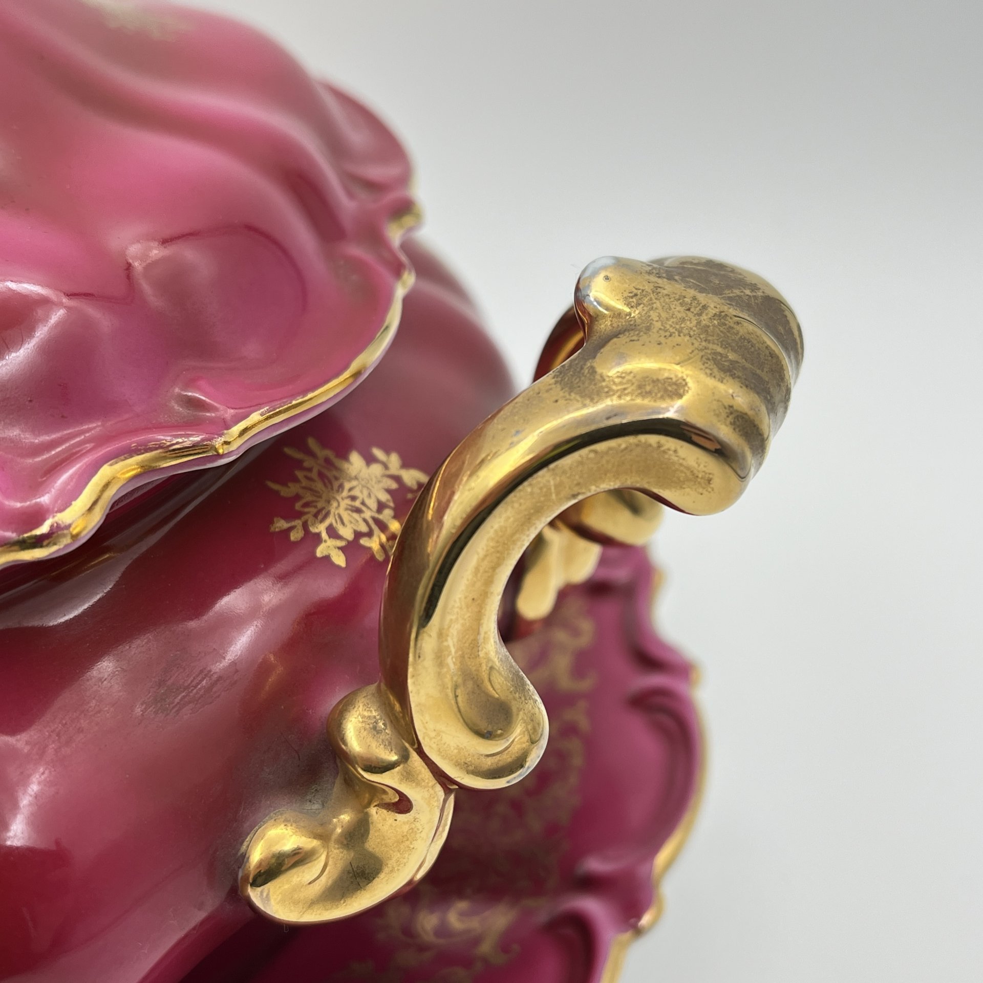 Супница на большом блюде - подносе, украшенная изображением галантных сцен,  Leni or Erich Parbus, фарфор, крытье, деколь, золочение, Бавария, 1960-1980 гг.