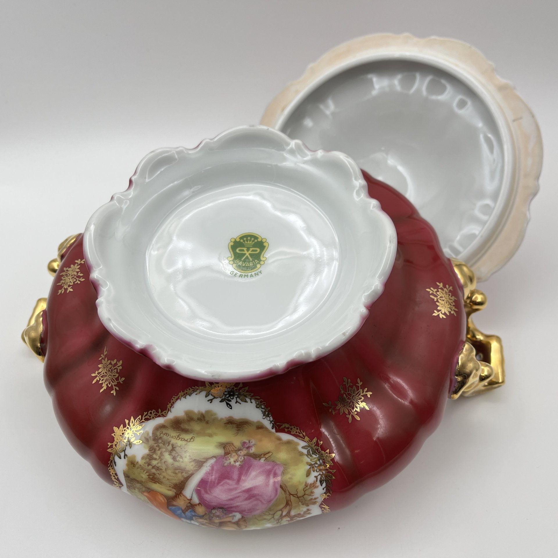 Супница на большом блюде - подносе, украшенная изображением галантных сцен,  Leni or Erich Parbus, фарфор, крытье, деколь, золочение, Бавария, 1960-1980 гг.