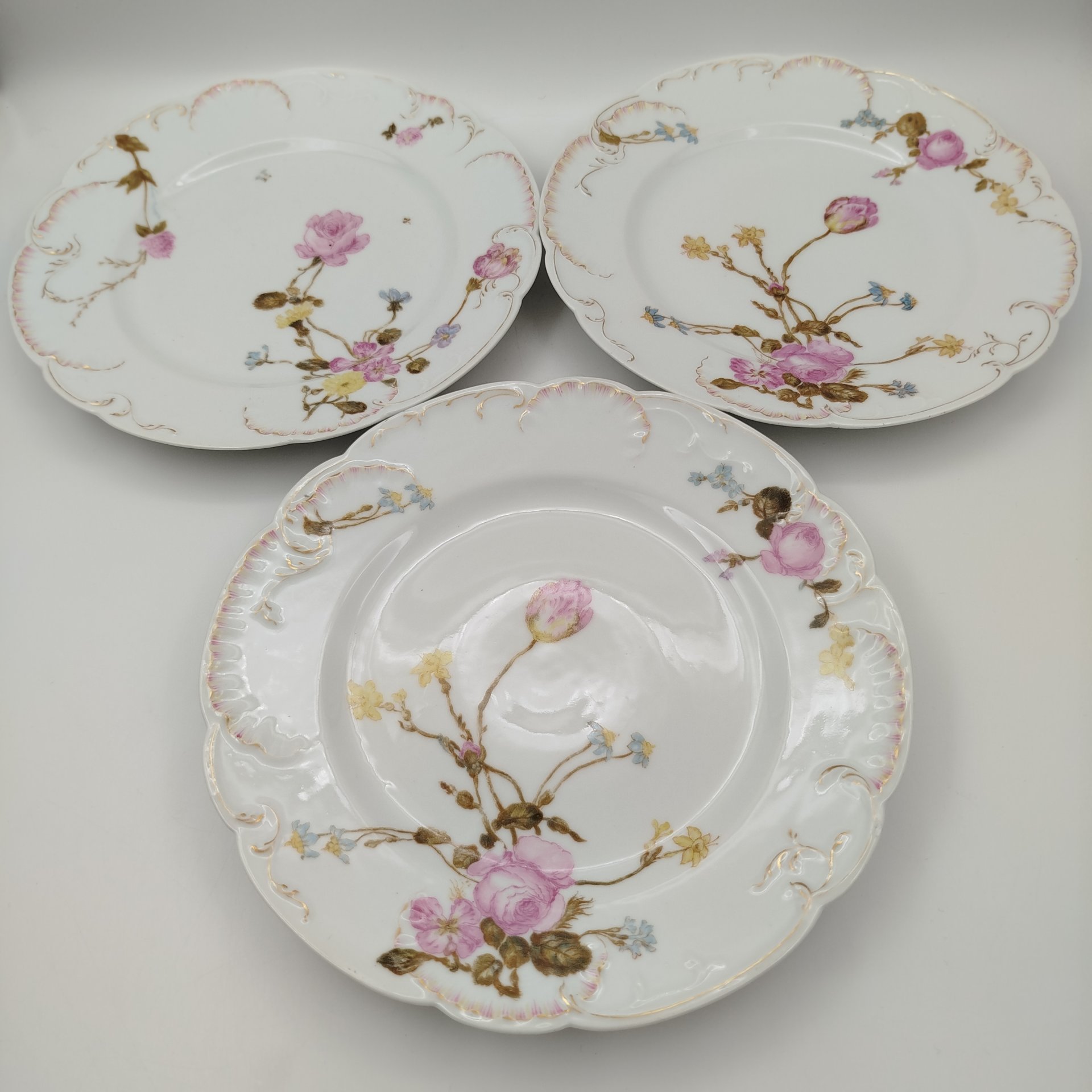 Набор из трех тарелок с цветочным декором, фарфор, деколь, золочение, Фарфоровый завод братьев Корниловых, Российская империя, 1884-1917 гг.