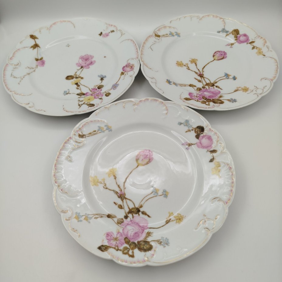 Набор из трех тарелок с цветочным декором, фарфор, деколь, золочение, Фарфоровый завод братьев Корниловых, Российская империя, 1884-1917 гг.
