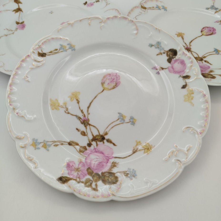 Набор из трех тарелок с цветочным декором, фарфор, деколь, золочение, Фарфоровый завод братьев Корниловых, Российская империя, 1884-1917 гг.