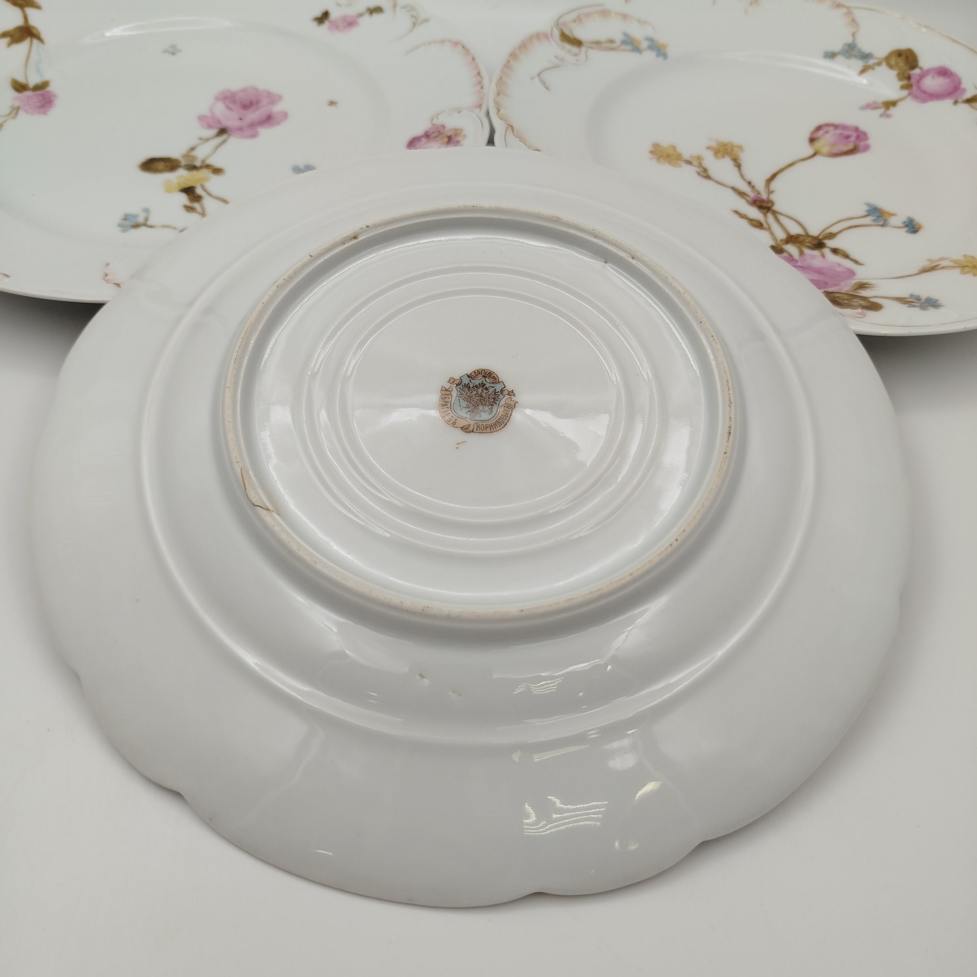 Набор из трех тарелок с цветочным декором, фарфор, деколь, золочение, Фарфоровый завод братьев Корниловых, Российская империя, 1884-1917 гг.