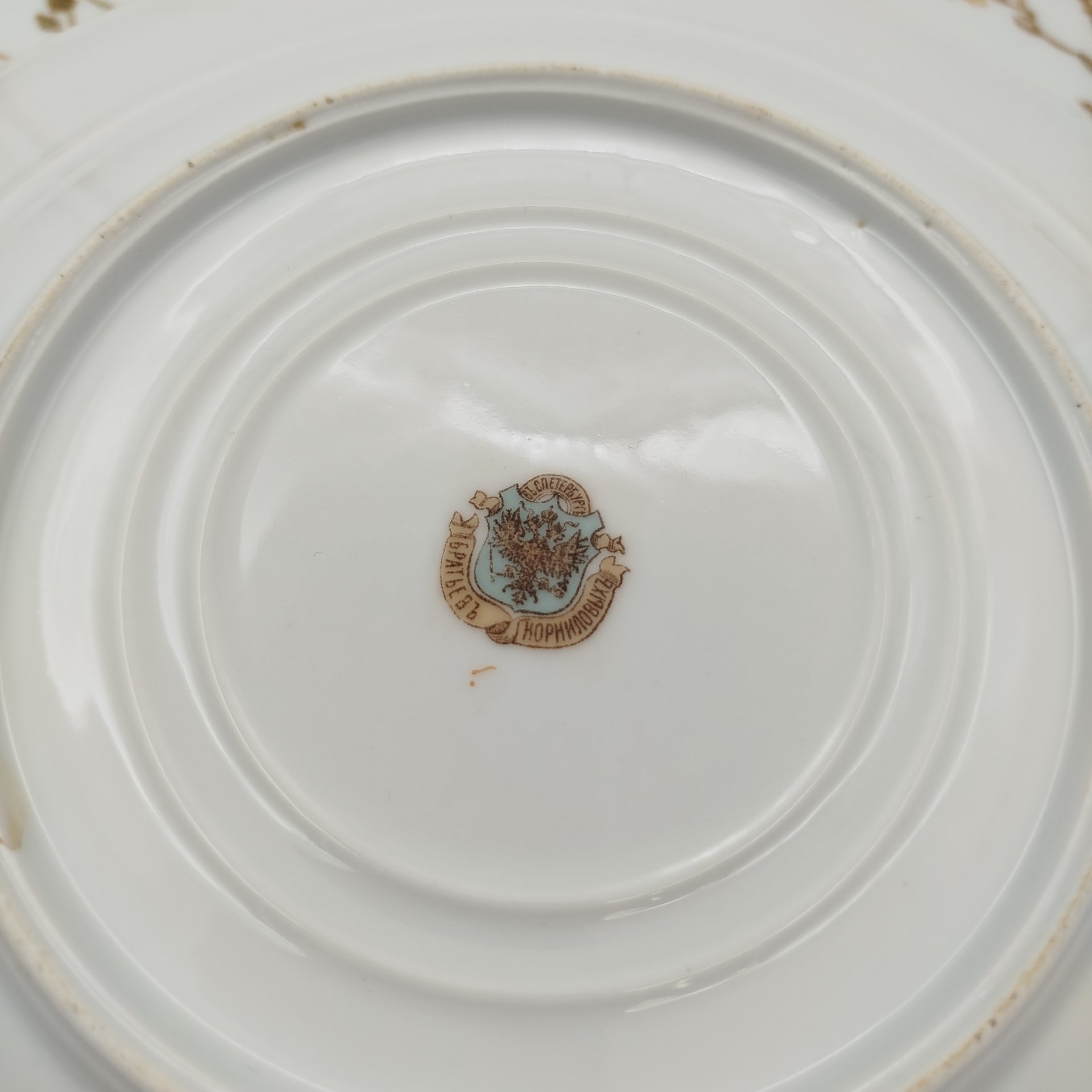 Набор из трех тарелок с цветочным декором, фарфор, деколь, золочение, Фарфоровый завод братьев Корниловых, Российская империя, 1884-1917 гг.