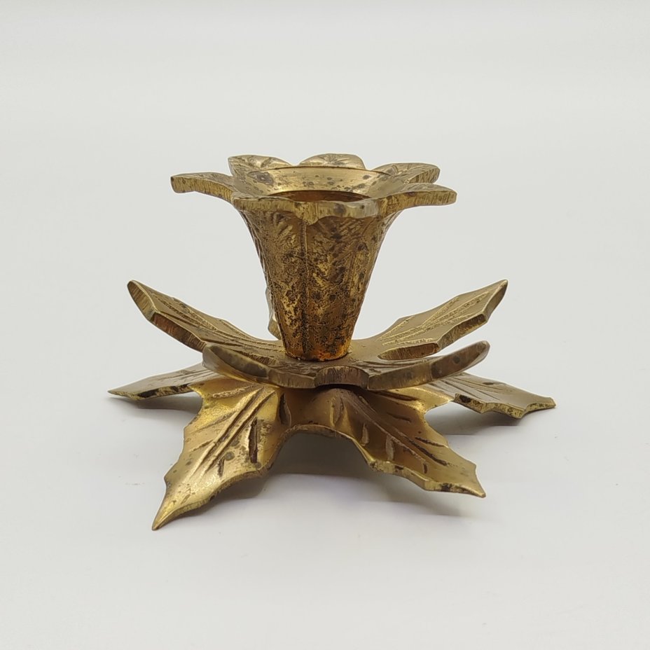 Подсвечник в виде листа