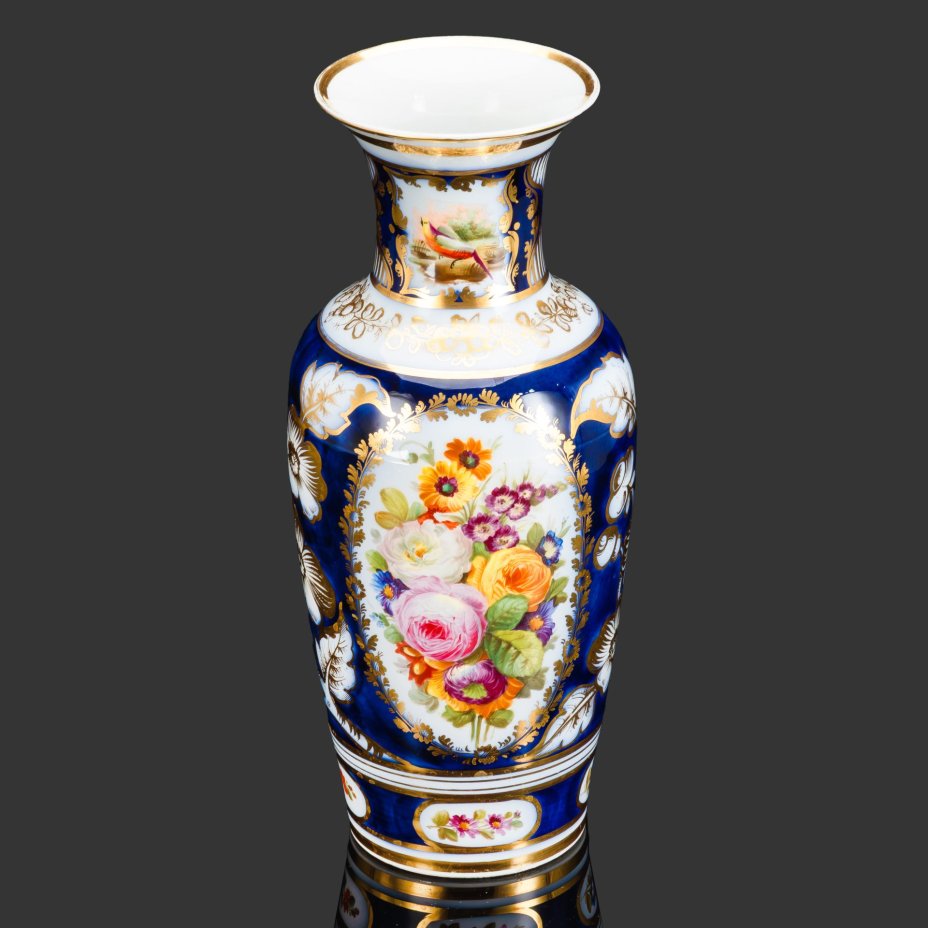 Ваза, украшенная изображением букетов цветов в картушах с золотистым флоральным декором на кобальтовом фоне, фарфор, роспись, золочение, Франция, 1880-1900 гг.