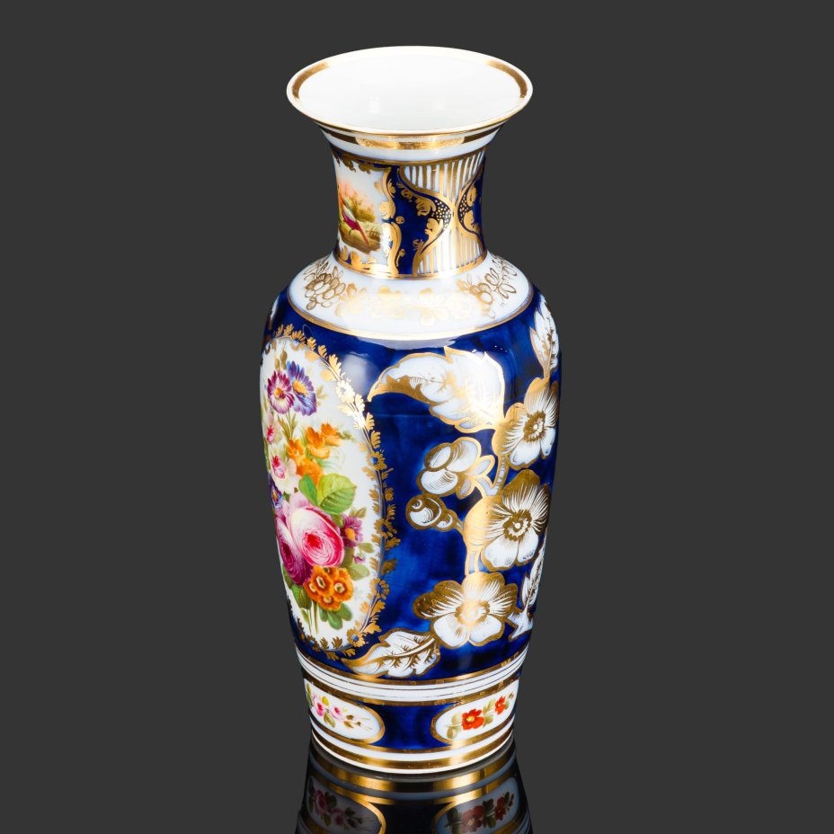 Ваза, украшенная изображением букетов цветов в картушах с золотистым флоральным декором на кобальтовом фоне