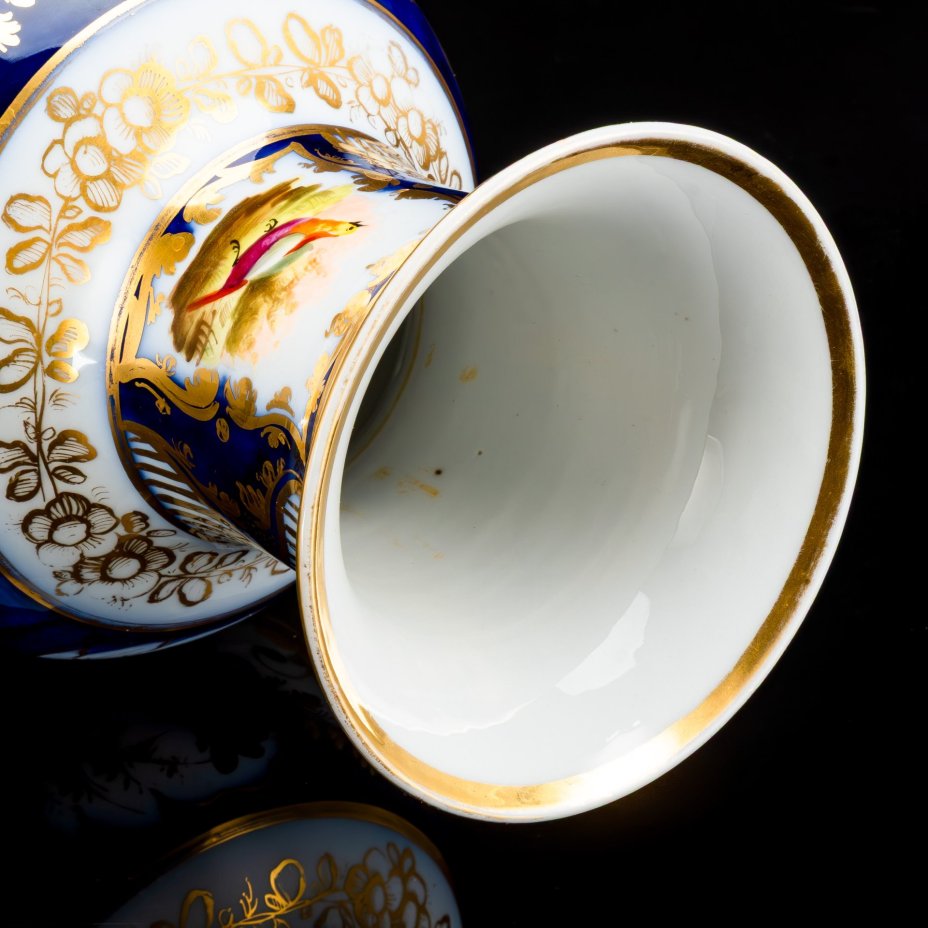 Ваза, украшенная изображением букетов цветов в картушах с золотистым флоральным декором на кобальтовом фоне