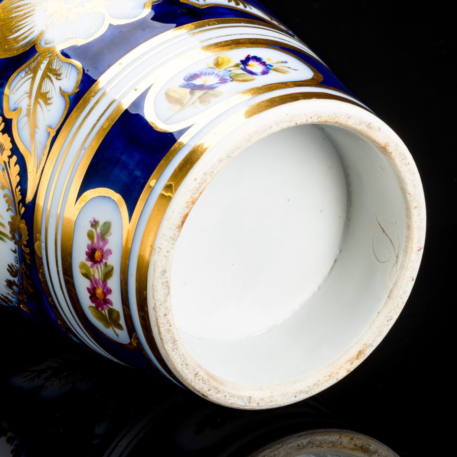 Ваза, украшенная изображением букетов цветов в картушах с золотистым флоральным декором на кобальтовом фоне