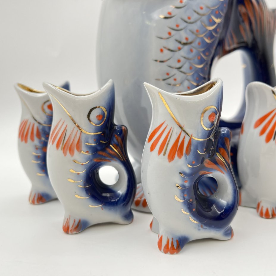 Набор для крепких напитков "Рыба" (штоф и 6 стопки), автор М.Д.Барамидзе, фарфор, роспись, золочение, Полонский завод художественной керамики (Полонное ЗХК), СССР, 1973-1991 гг.