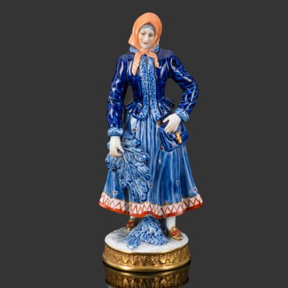 Статуэтка "Девушка с еловыми ветками",  Sandizell Hoffner & Cо, фарфор, роспись, золочение, Германия, 1960-1970 гг.