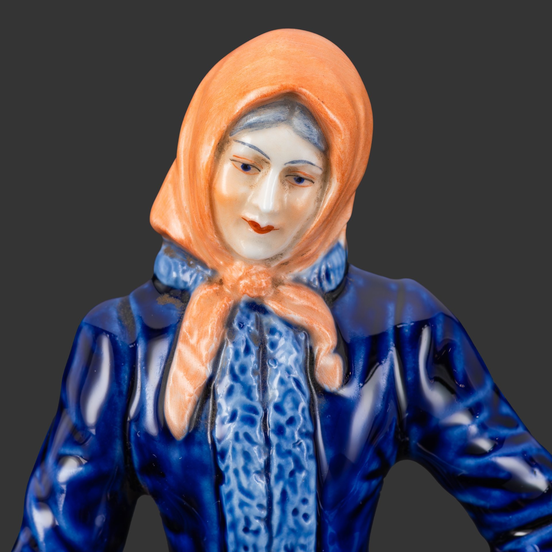 Статуэтка "Девушка с еловыми ветками",  Sandizell Hoffner & Cо, фарфор, роспись, золочение, Германия, 1960-1970 гг.