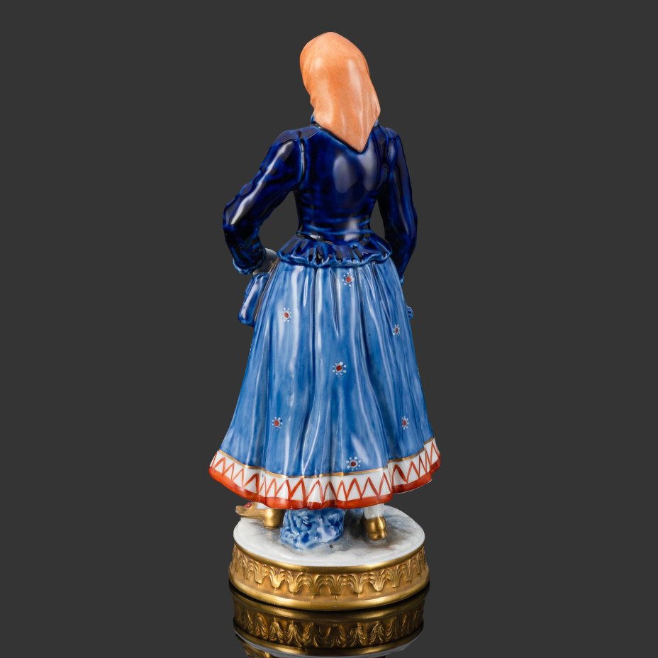 Статуэтка "Девушка с еловыми ветками",  Sandizell Hoffner & Cо, фарфор, роспись, золочение, Германия, 1960-1970 гг.