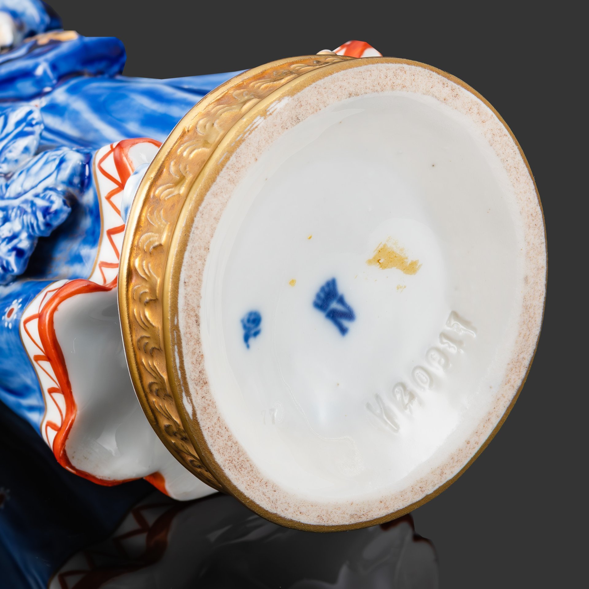 Статуэтка "Девушка с еловыми ветками",  Sandizell Hoffner & Cо, фарфор, роспись, золочение, Германия, 1960-1970 гг.