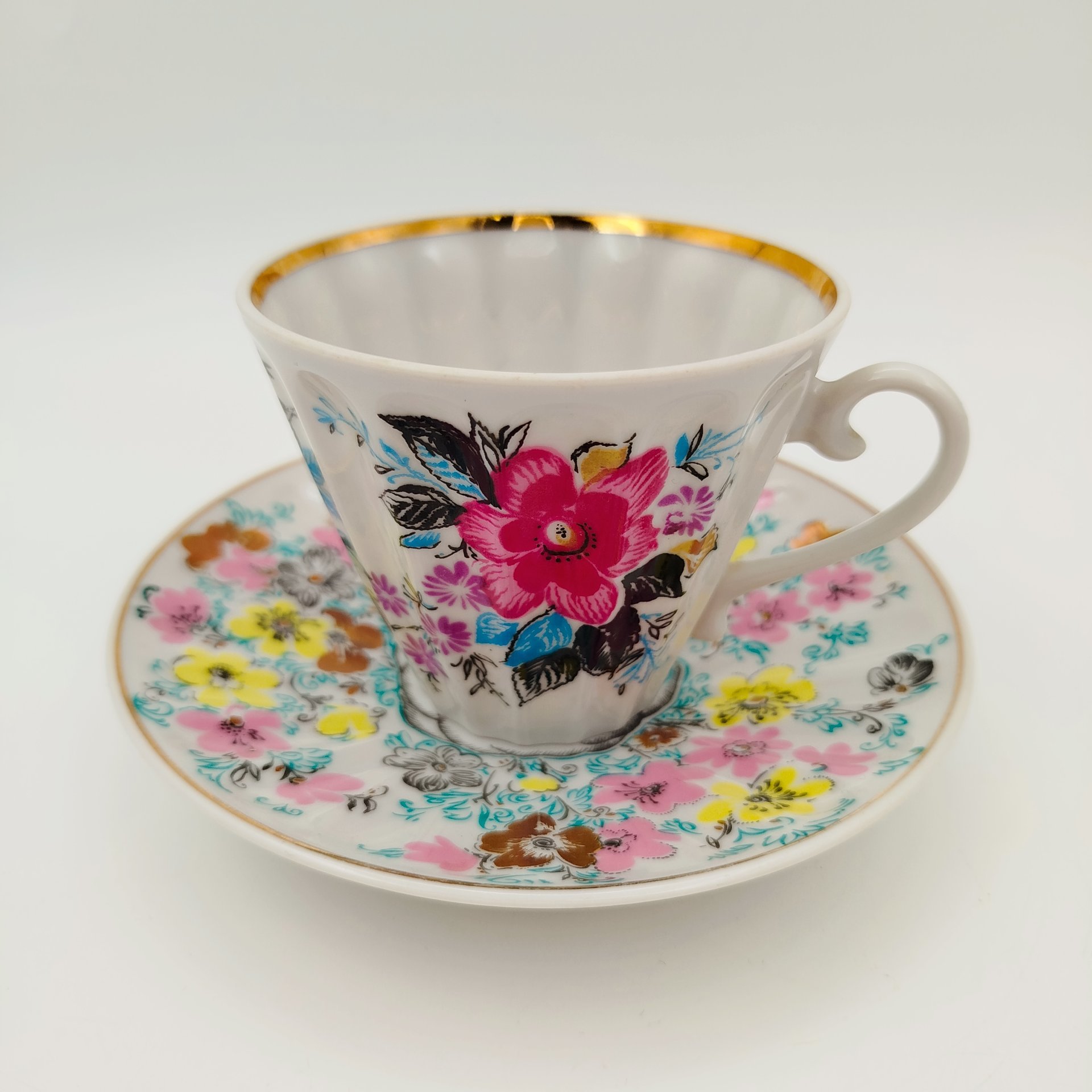 Чайная пара в подборе  (блюдце "Ситец", чашка "Март"), форма "Лучистая", автор формы Н.П. Славина, фарфор, деколь, золочение, Ленинградский фарфоровый завод (ЛФЗ), СССР, 1970-1986 гг.