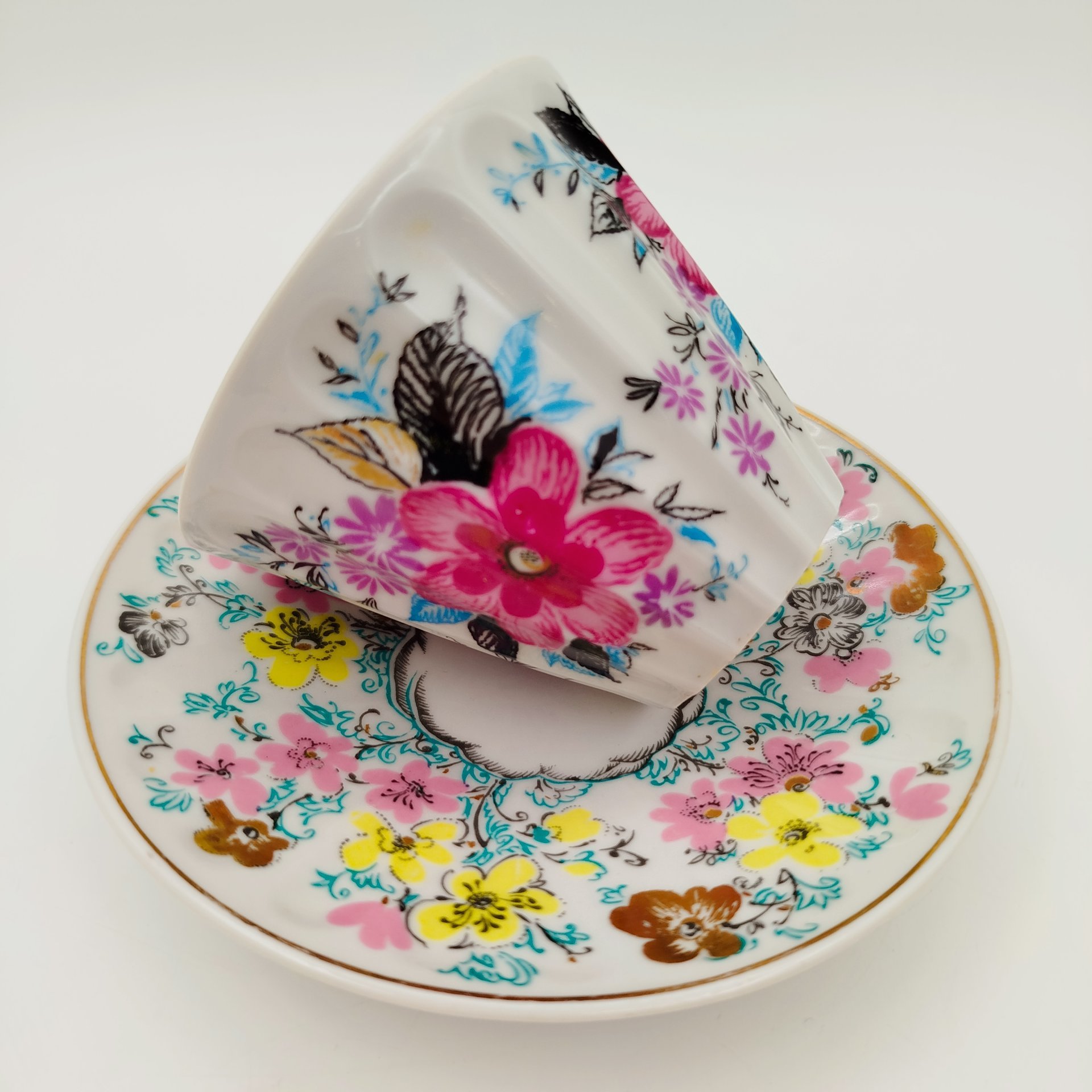 Чайная пара в подборе  (блюдце "Ситец", чашка "Март"), форма "Лучистая", автор формы Н.П. Славина, фарфор, деколь, золочение, Ленинградский фарфоровый завод (ЛФЗ), СССР, 1970-1986 гг.