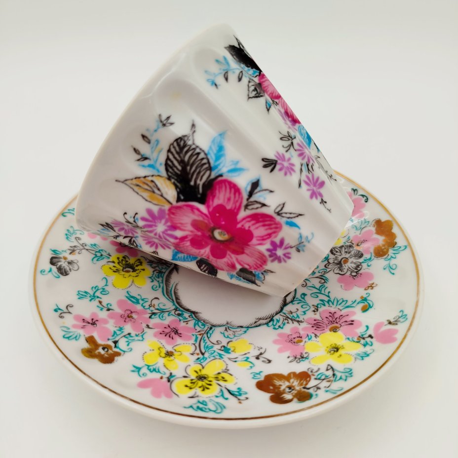 Чайная пара в подборе  (блюдце "Ситец", чашка "Март"), форма "Лучистая", автор формы Н.П. Славина, фарфор, деколь, золочение, Ленинградский фарфоровый завод (ЛФЗ), СССР, 1970-1986 гг.