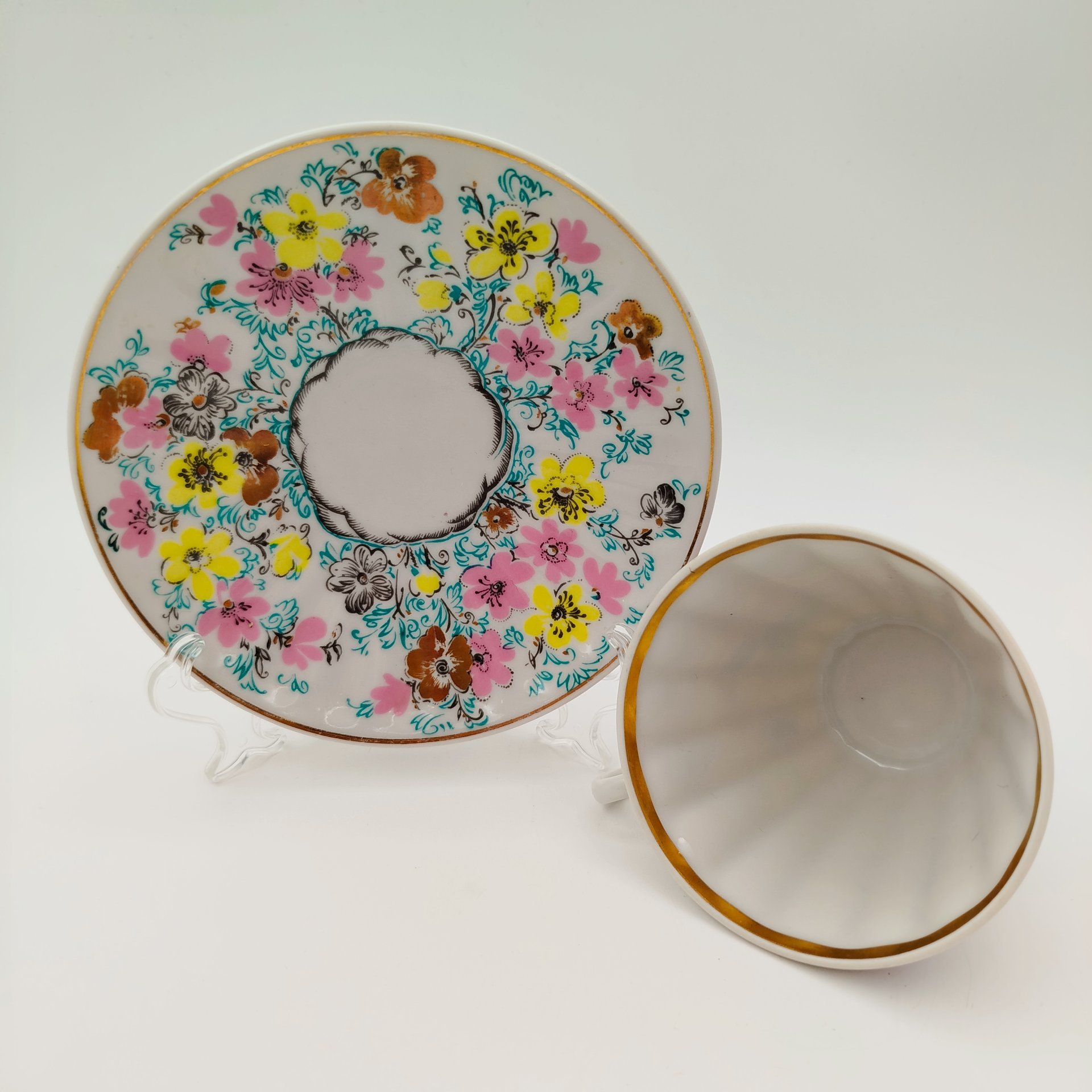 Чайная пара в подборе  (блюдце "Ситец", чашка "Март"), форма "Лучистая", автор формы Н.П. Славина, фарфор, деколь, золочение, Ленинградский фарфоровый завод (ЛФЗ), СССР, 1970-1986 гг.