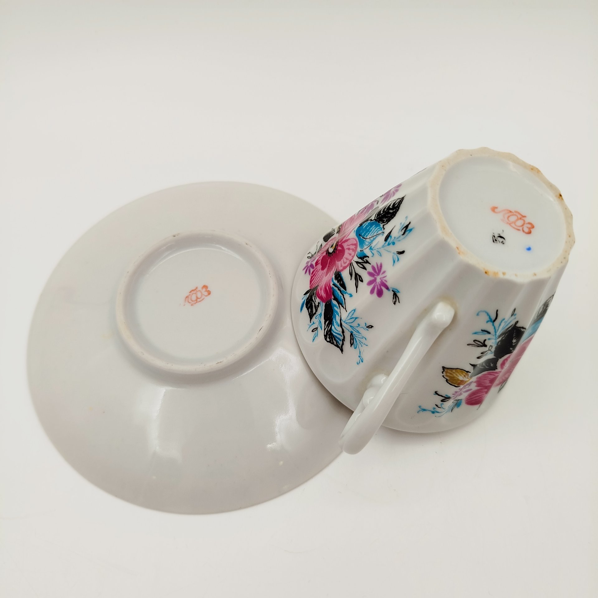 Чайная пара в подборе  (блюдце "Ситец", чашка "Март"), форма "Лучистая", автор формы Н.П. Славина, фарфор, деколь, золочение, Ленинградский фарфоровый завод (ЛФЗ), СССР, 1970-1986 гг.