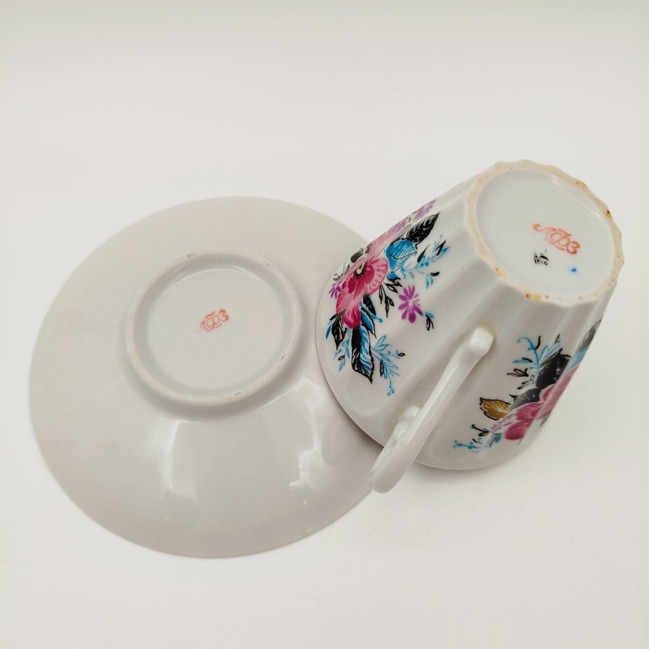 Чайная пара в подборе  (блюдце "Ситец", чашка "Март"), форма "Лучистая", автор формы Н.П. Славина, фарфор, деколь, золочение, Ленинградский фарфоровый завод (ЛФЗ), СССР, 1970-1986 гг.