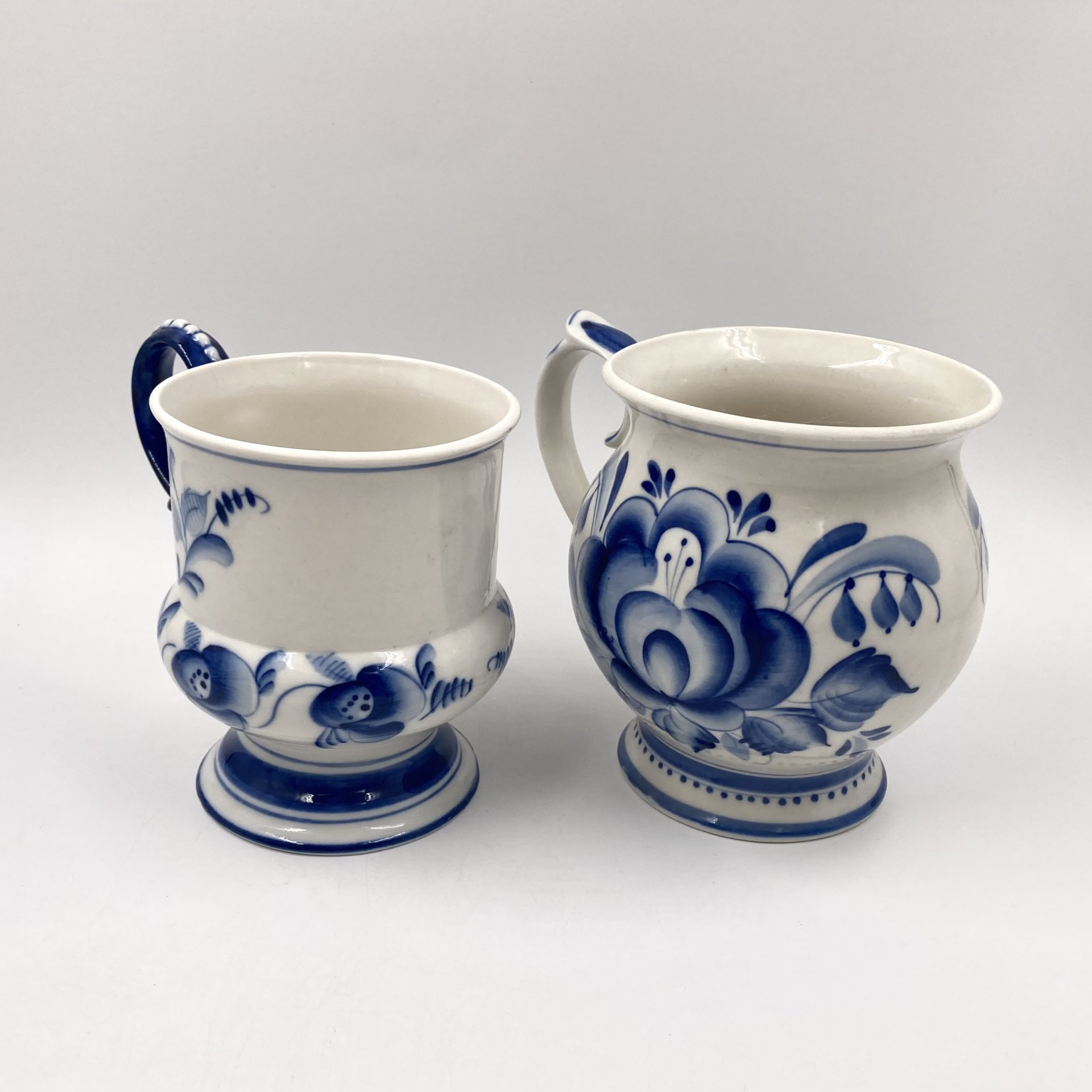 Набор из 2-х кружек (чашек) с растительным декором, фарфор, роспись, Объединение «Гжель», Российская Федерация, 1991-2010 гг.