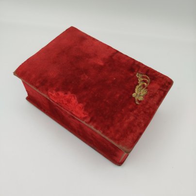 Шкатулка винтажная красного цвета с металлической накладкой в виде колокольчика, картон, бархат, латунь, СССР, 1930-1950 гг.