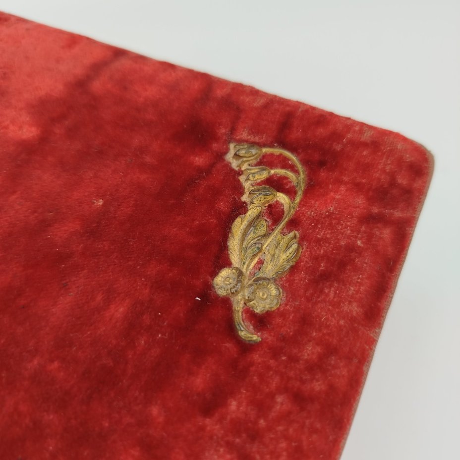 Шкатулка винтажная красного цвета с металлической накладкой в виде колокольчика, картон, бархат, латунь, СССР, 1930-1950 гг.