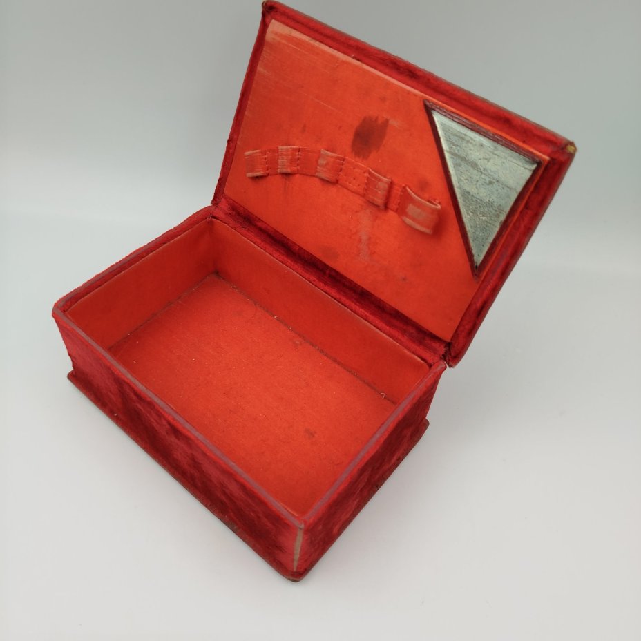 Шкатулка винтажная красного цвета с металлической накладкой в виде колокольчика, картон, бархат, латунь, СССР, 1930-1950 гг.