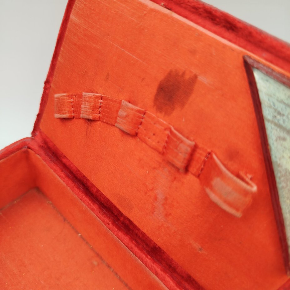 Шкатулка винтажная красного цвета с металлической накладкой в виде колокольчика, картон, бархат, латунь, СССР, 1930-1950 гг.