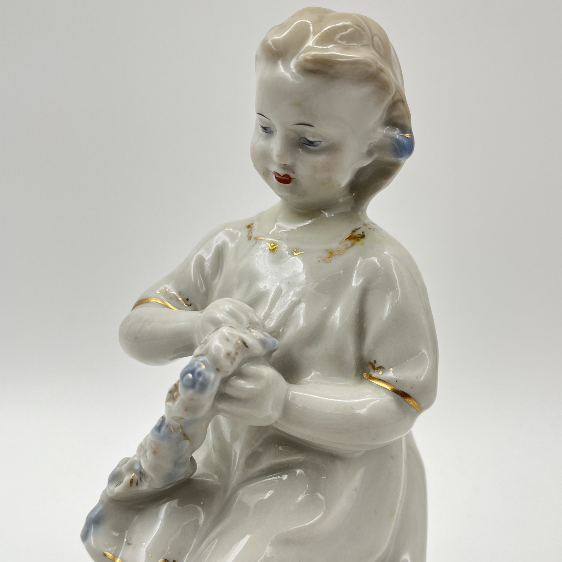 Статуэтка "Девочка с венком", скульптор Т. Н. Сапожникова, фарфор, роспись, золочение, Турыгинский фарфоровый завод артели «Художественная керамика» (Гжель), СССР, 1950-1960 гг.
