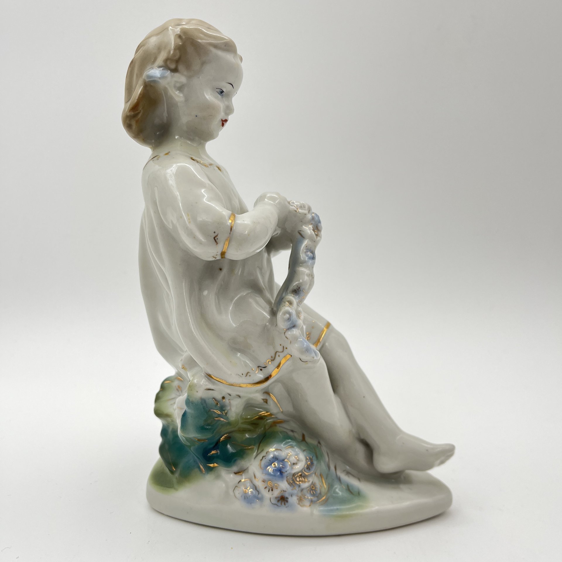 Статуэтка "Девочка с венком", скульптор Т. Н. Сапожникова, фарфор, роспись, золочение, Турыгинский фарфоровый завод артели «Художественная керамика» (Гжель), СССР, 1950-1960 гг.