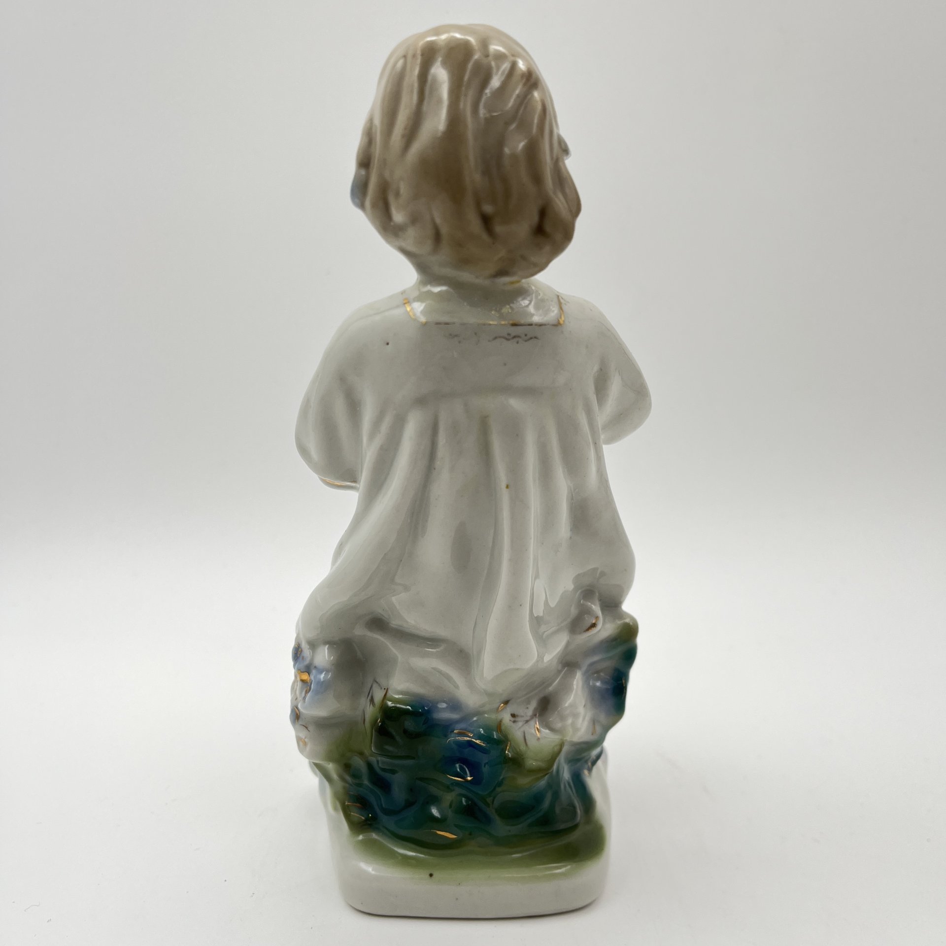 Статуэтка "Девочка с венком", скульптор Т. Н. Сапожникова, фарфор, роспись, золочение, Турыгинский фарфоровый завод артели «Художественная керамика» (Гжель), СССР, 1950-1960 гг.