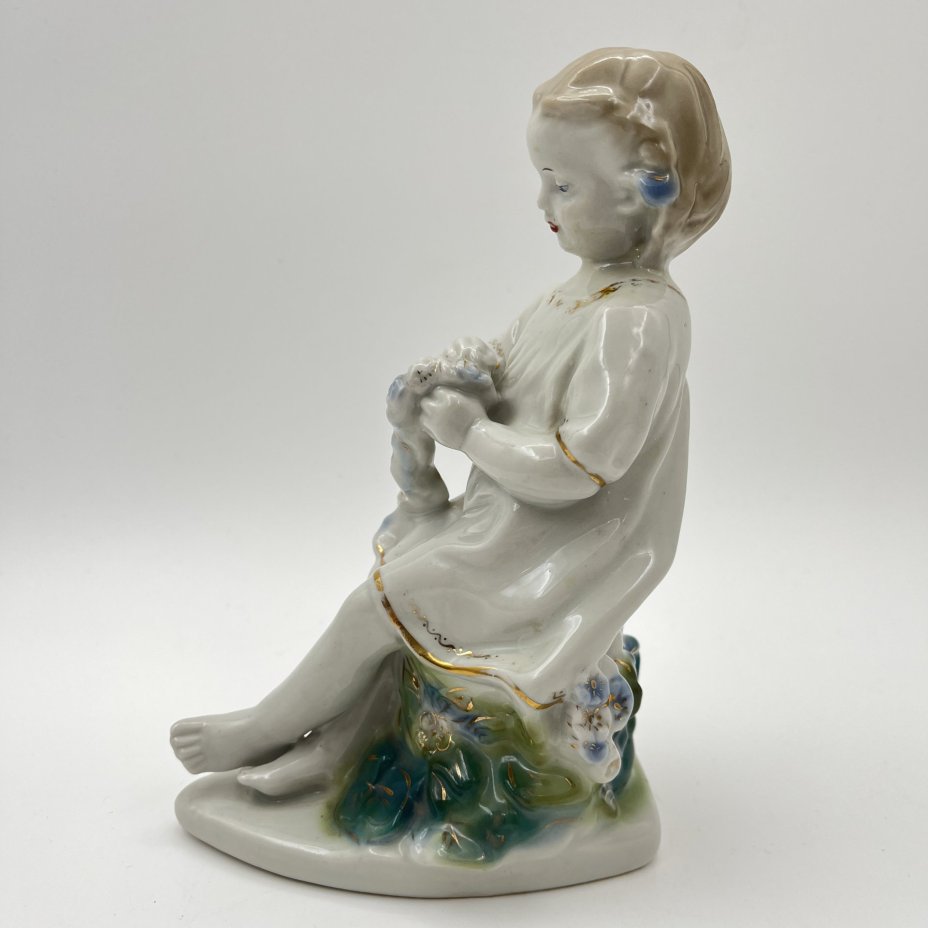 Статуэтка "Девочка с венком", скульптор Т. Н. Сапожникова, фарфор, роспись, золочение, Турыгинский фарфоровый завод артели «Художественная керамика» (Гжель), СССР, 1950-1960 гг.