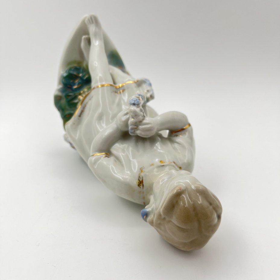 Статуэтка "Девочка с венком", скульптор Т. Н. Сапожникова, фарфор, роспись, золочение, Турыгинский фарфоровый завод артели «Художественная керамика» (Гжель), СССР, 1950-1960 гг.